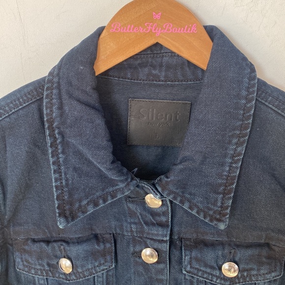 (A8) SILENT NEW YORK Women's Denim Jacket, raw hem in dark blue, size large, NWT - Picture 5 of 14